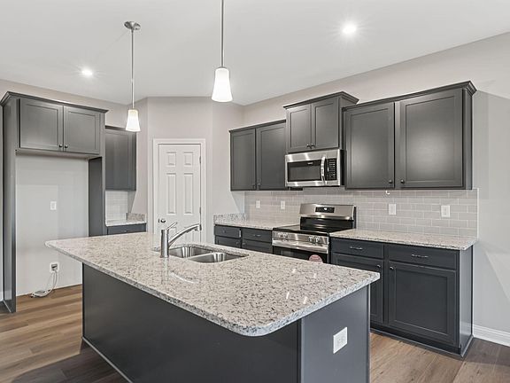 4th image of 401 Friendly Ave