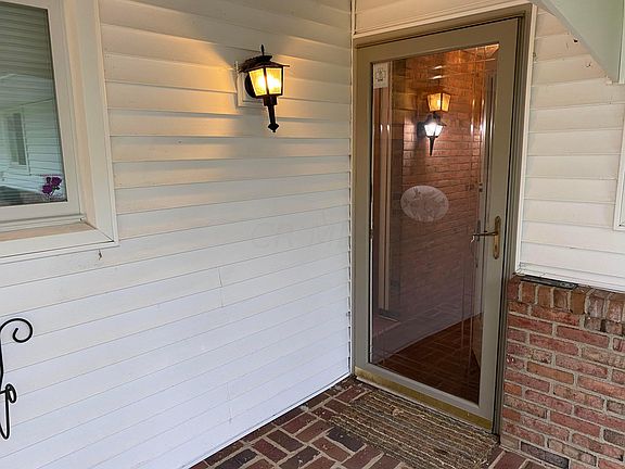 4th image of 1572 Southwood Ave
