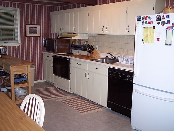 Large Eat-in Kitchen!