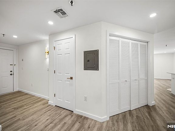 5th image of 22 Engle St APT 12