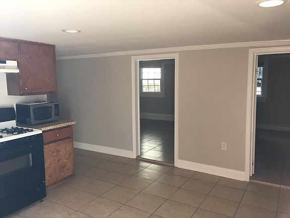 2nd image of 3822 Banks St
