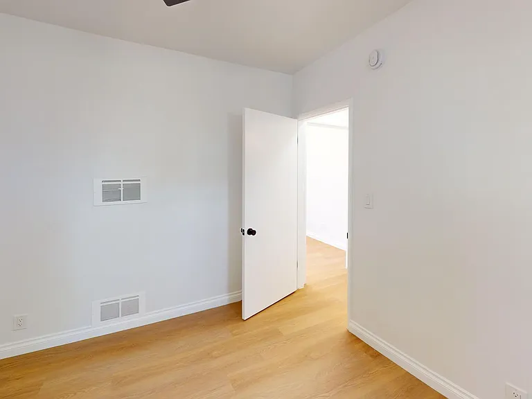 The Claire Manor Apts — Photo 18