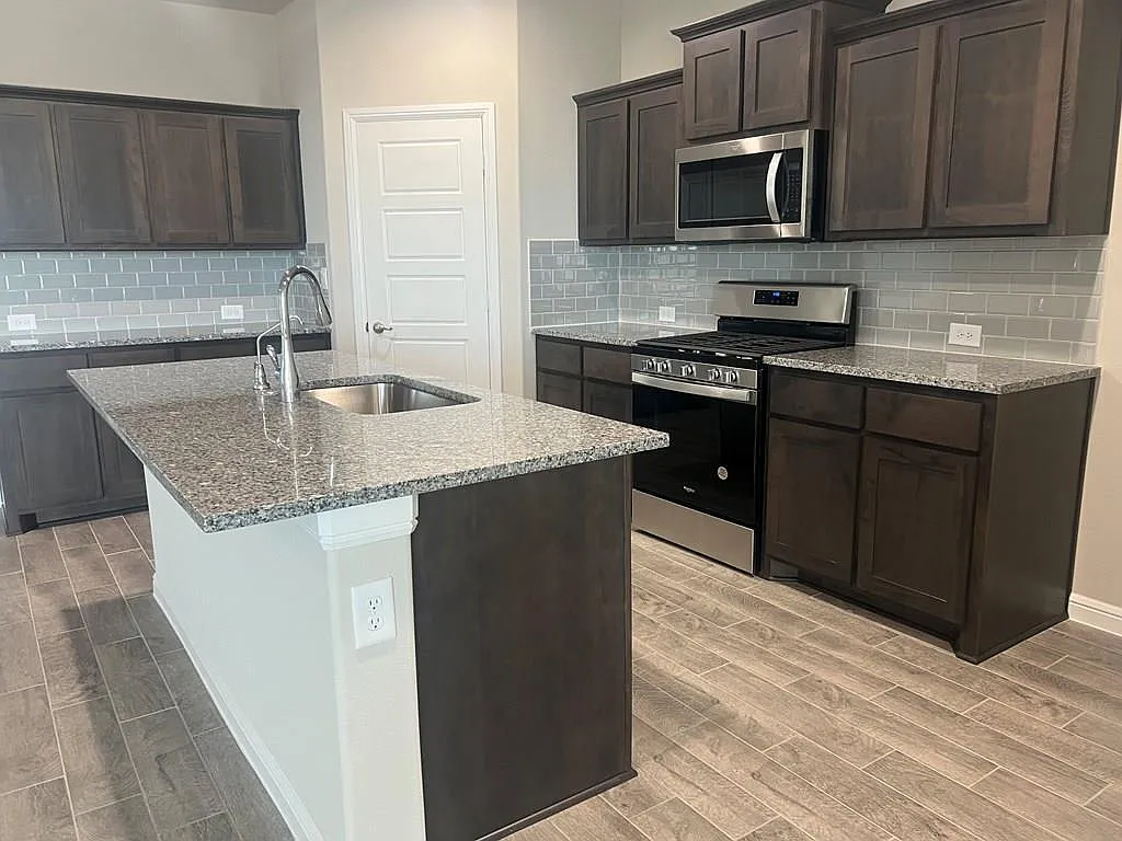 5 bed, 2.5 bath, 2700 sqft, $3,000 — Photo 4
