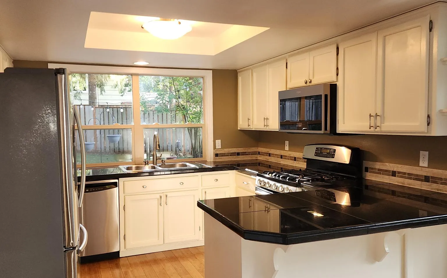 4 bed, 2.5 bath, 2550 sqft, $3,495 — Photo 3