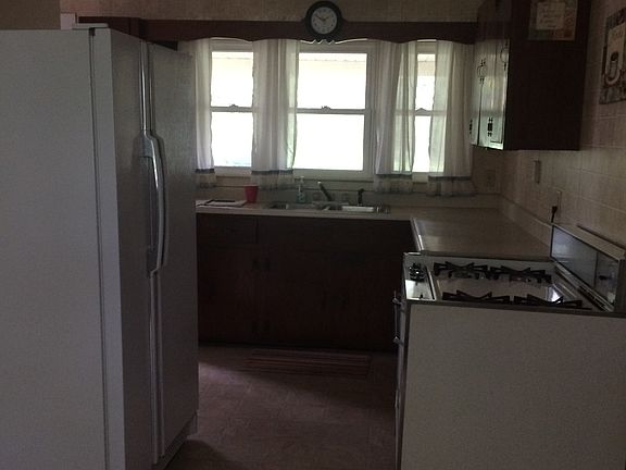 3rd image of 806 River Road