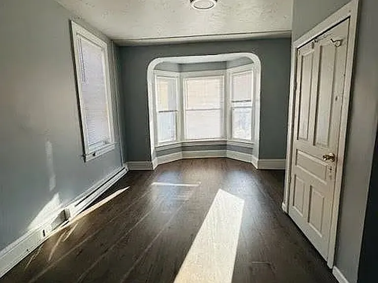 219 Roosevelt Ave — Photo 3