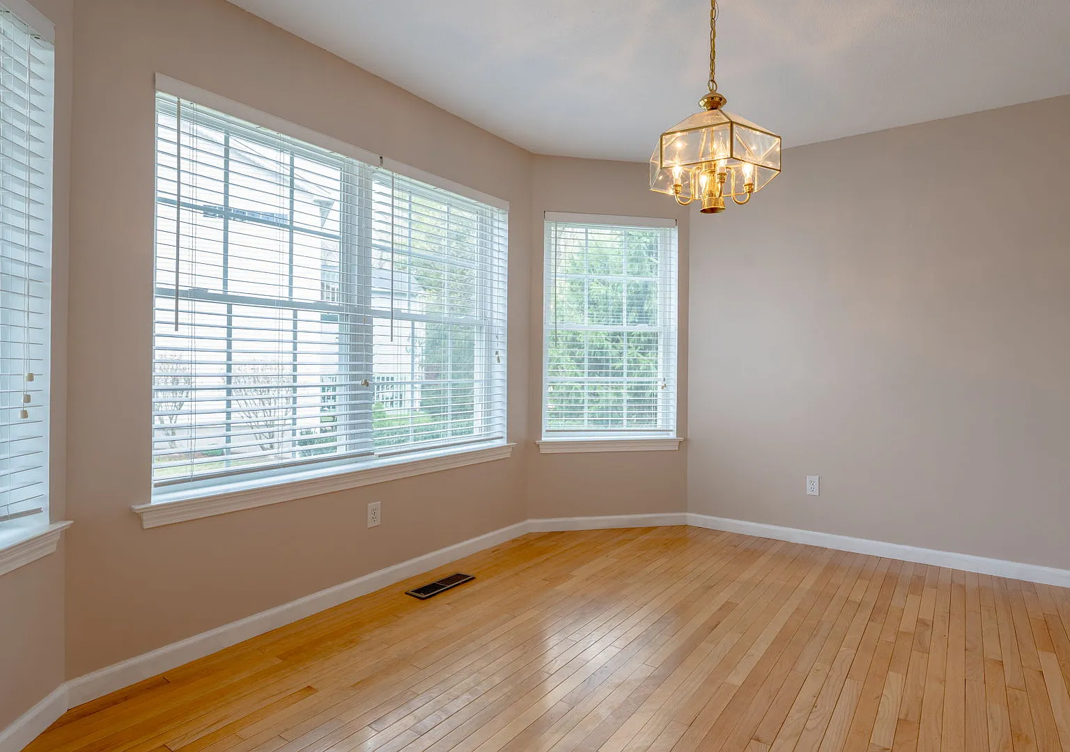 3 bed, 3.5 bath, 2334 sqft, $4,175 — Photo 3