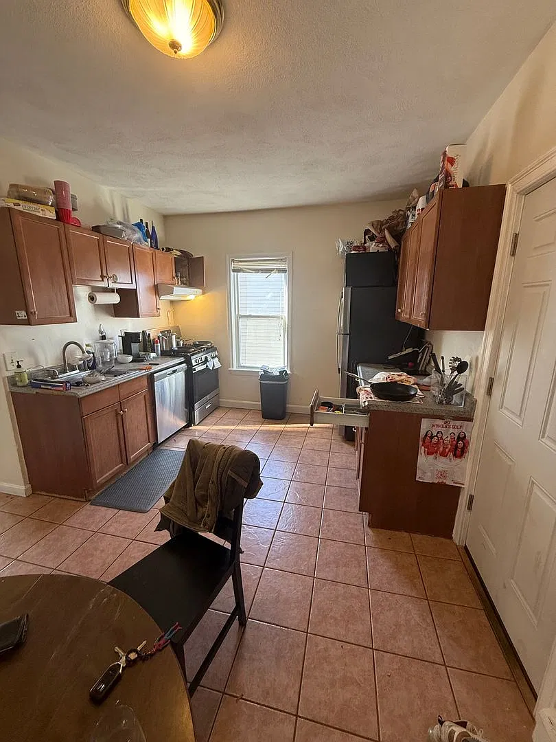 9/1/27 No Fee! Spacious 2-level 4BR/2BA on Pratt St near BU! — Photo 2