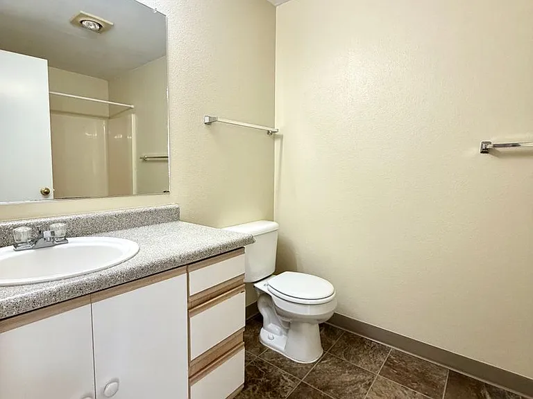 0174-06PP Lindsey Anne Apartments — Photo 13