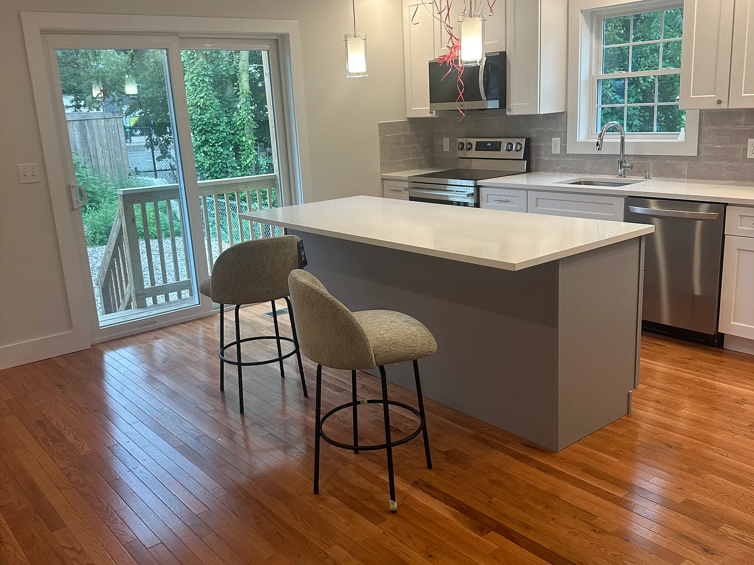 3 bed, 1200 sqft, $4,500 — Photo 2