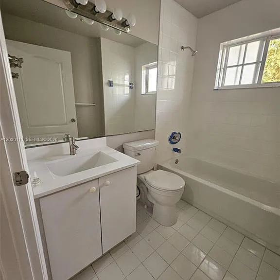 2527 W 76th St #208 — Photo 9