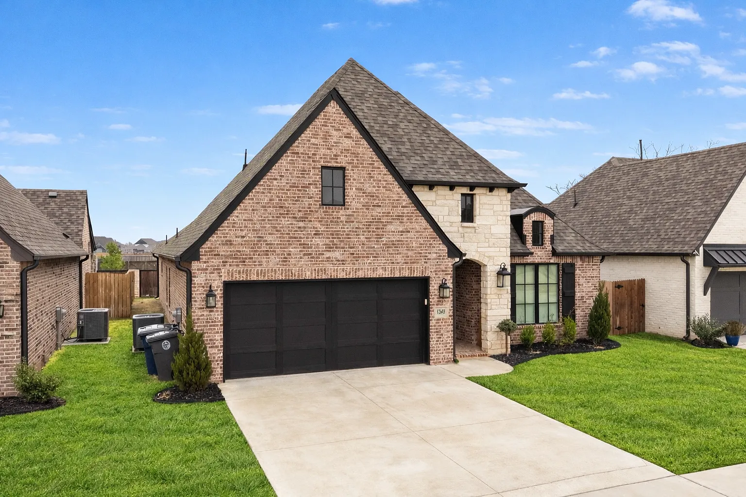 3 bed, 2.5 bath, 2225 sqft, $3,100 — Photo 2