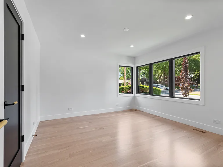 6600 N Kenton Ave — Photo 16