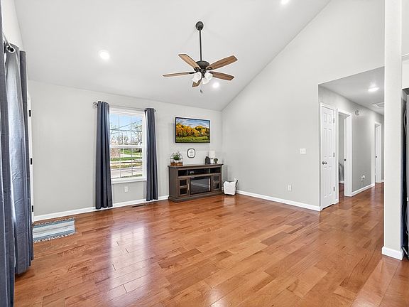 5th image of 219 E Bronson St