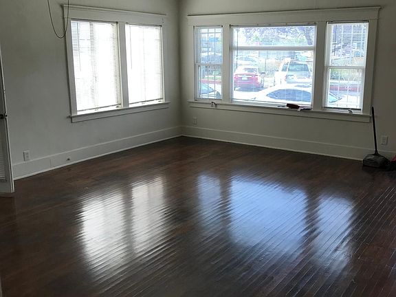Spacious Livingroom/Dining room