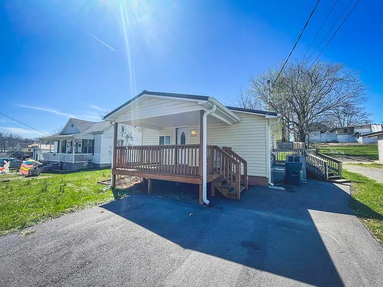 1206 Golf St — Photo 2