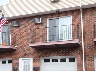 96 Columbus Pl APT 1, Stamford, CT 06907