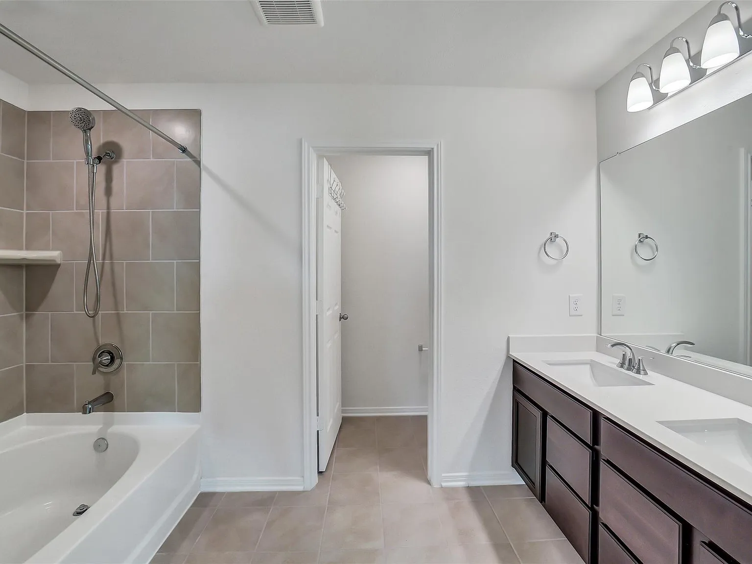 3 bed, 2.5 bath, 1904 sqft, $2,400 — Photo 4