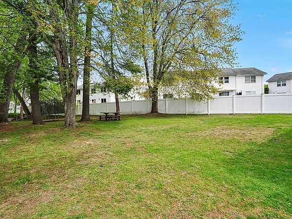 4th image of 94 Cora Ave