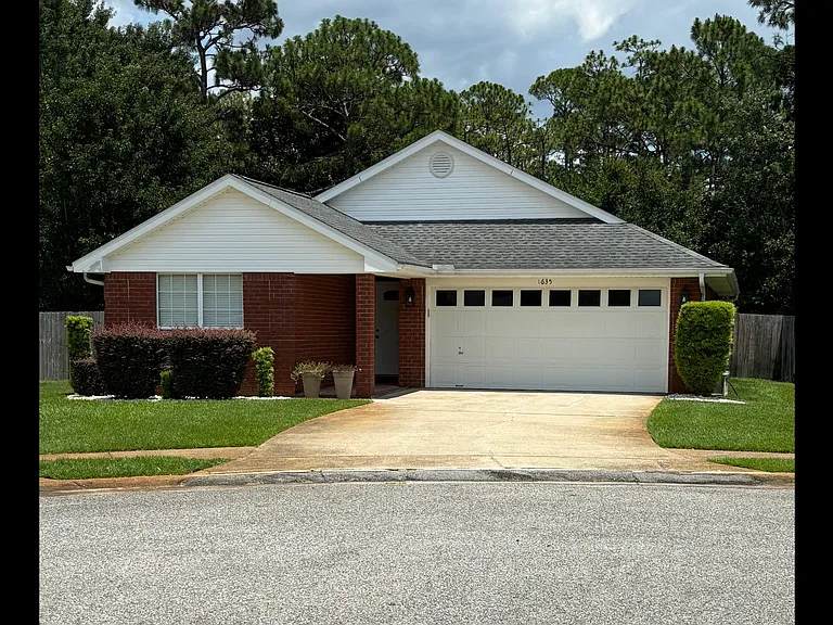 1635 Janet Ln — Photo 1