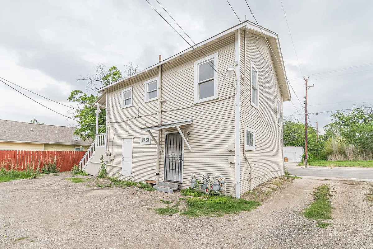 Building Photo - 2407 S New Braunfels Ave #3