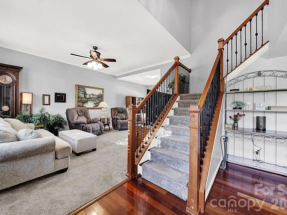 3rd image of 263 Fox Hollow Rd