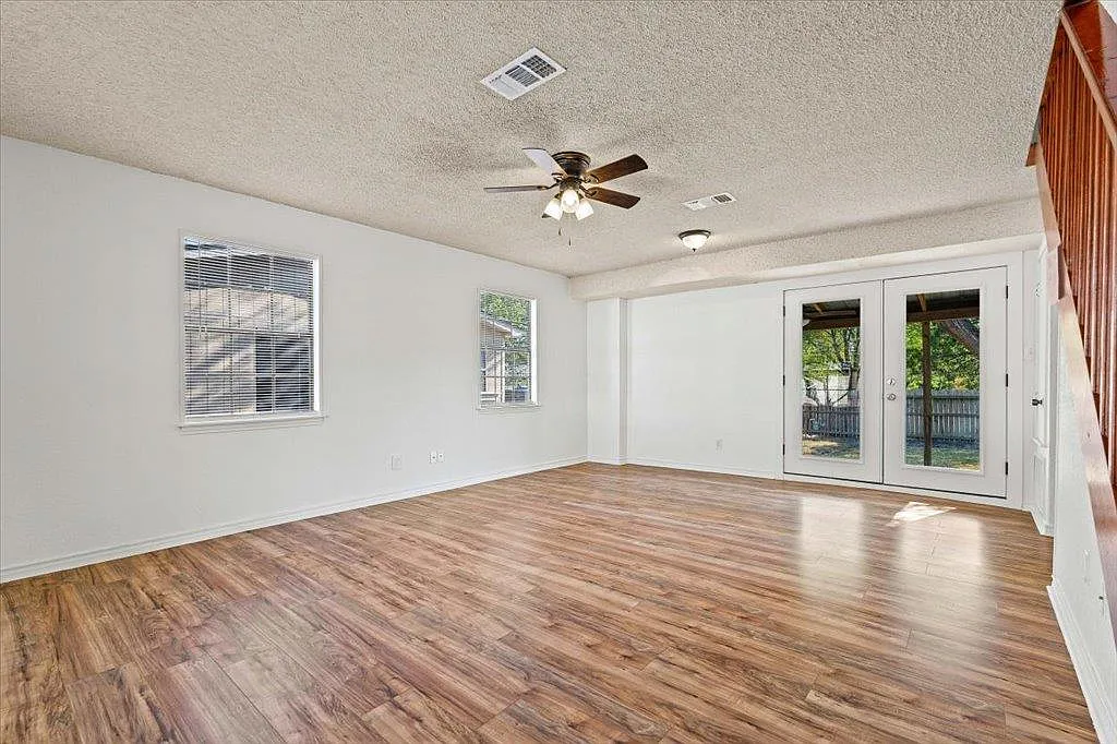 3 bed, 2.0 bath, 1299 sqft, $1,625 — Photo 2