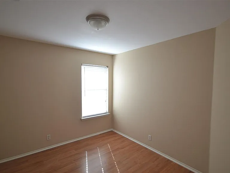 200 Lombard Dr — Photo 13