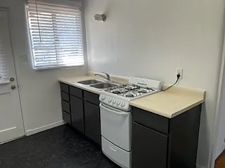 Charming & Totally Updated 1 Bedroom Apartment Downtown — Photo 37