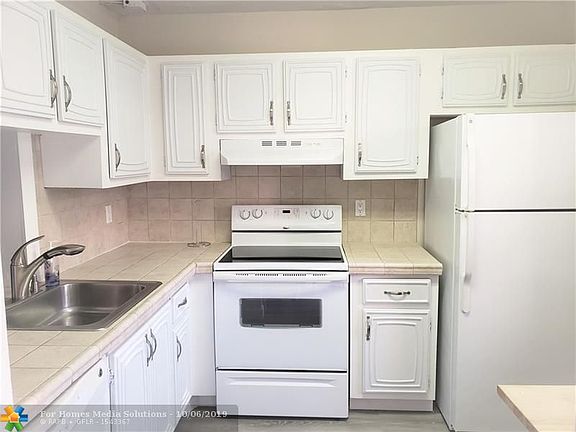2nd image of 2841 Somerset Dr APT 312