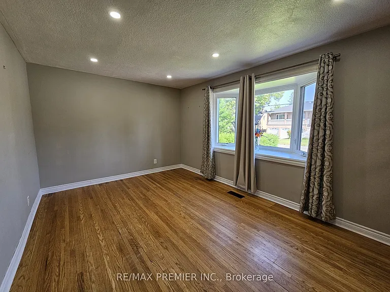 31 Compton Cres #MAIN 2ND — Photo 8
