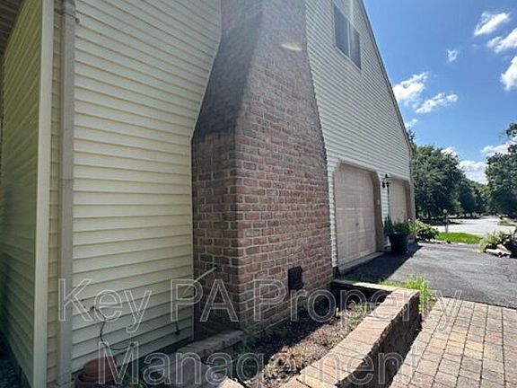3rd image of 16 Brookhollow Dr