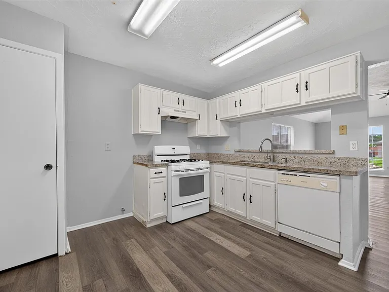 2403 Autumn Springs Ln — Photo 15