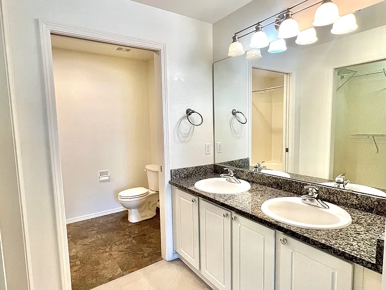 Dual sinks with granite countertops