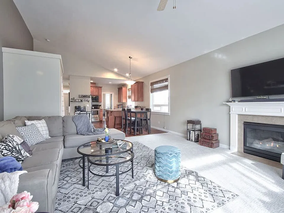 615 E Washington St #ID1550270P