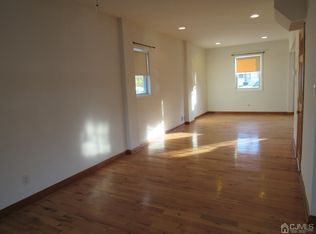 123 Burnett St, Edison, NJ 08817