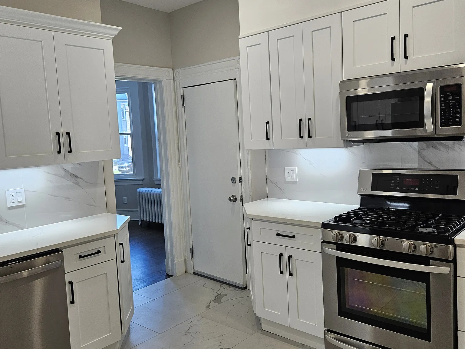 3 bed, 850 sqft, $2,800 — Photo 4