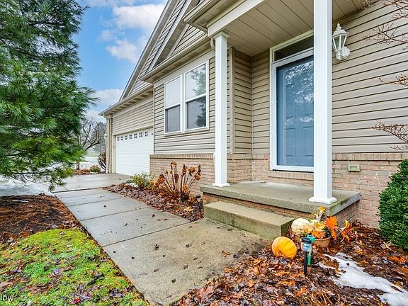 4th image of 9861 Country Club Cir