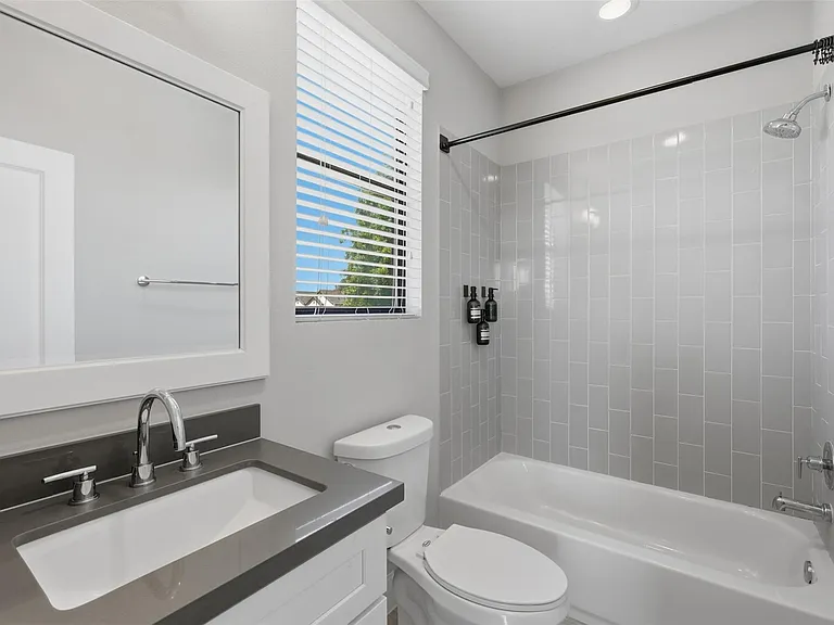 2403 Everett St #A — Photo 21