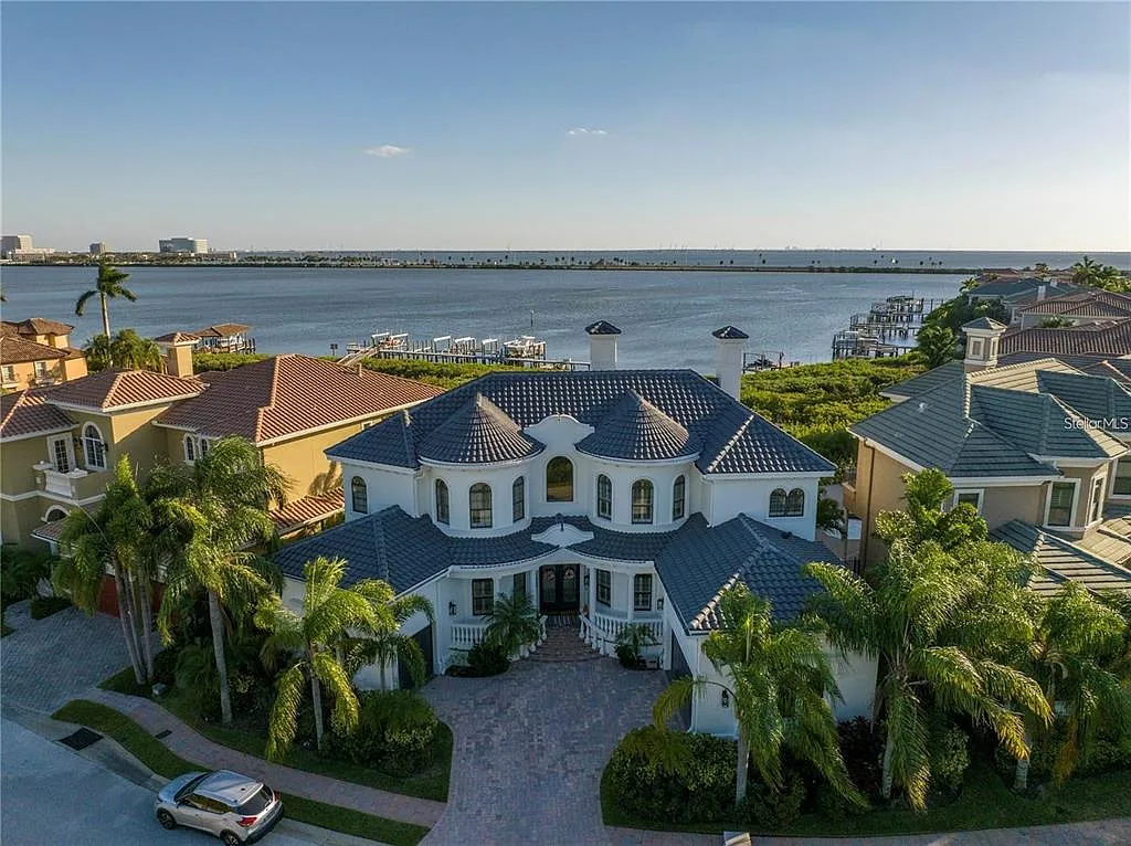 4 bed, 5.5 bath, 3575 sqft, $20,000 — Photo 2
