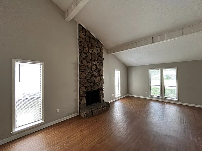 3 bed, 2.0 bath, 1646 sqft, $1,595 — Photo 2