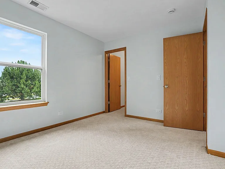 937 Emerald Dr — Photo 16