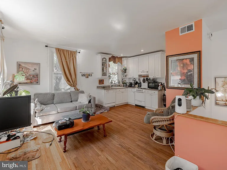 1108 Locust St #3 — Photo 3