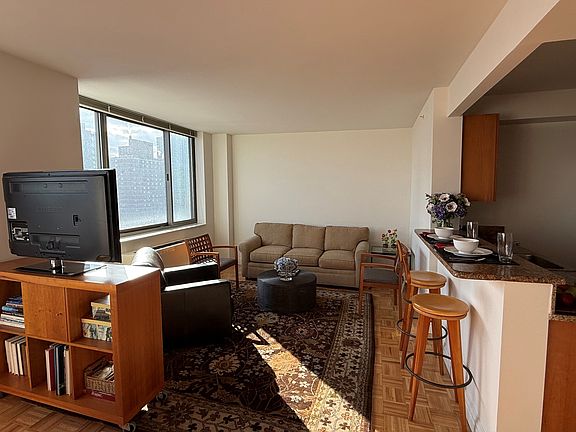 4th image of 1500 Lexington Ave APT 22B