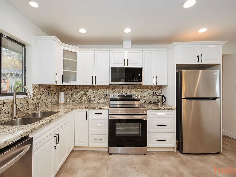 1115 Palmerston Ave — Photo 7