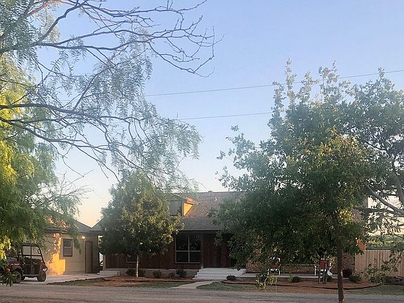 3rd image of 836 Lakeview Dr