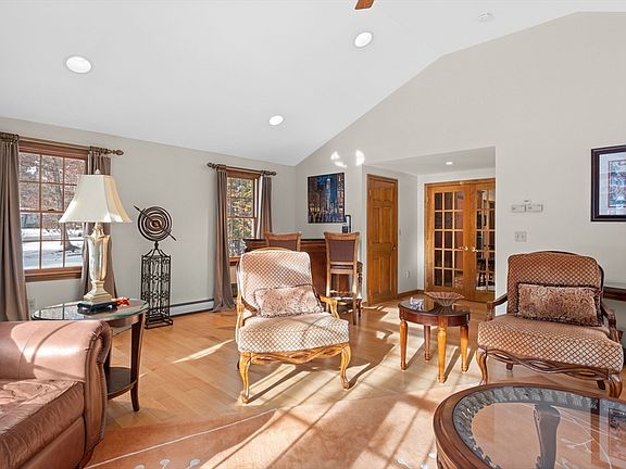 3rd image of 34 Pleasant Dr
