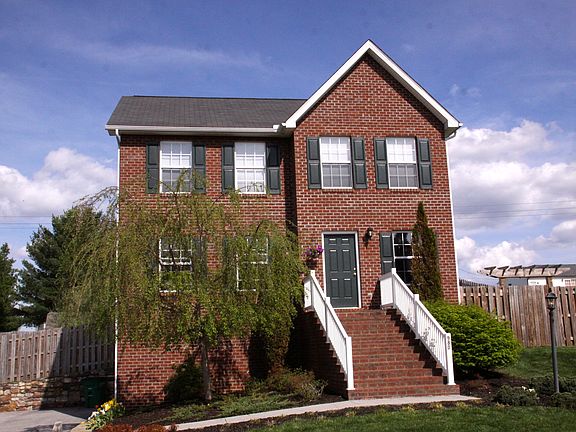 3rd image of 980 New Village Dr NW