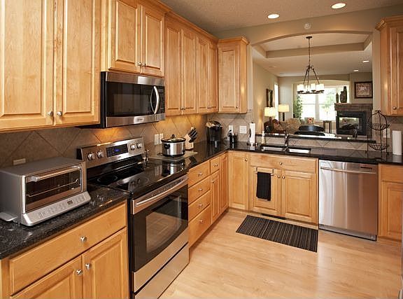 5th image of 2990 Highwood Dr