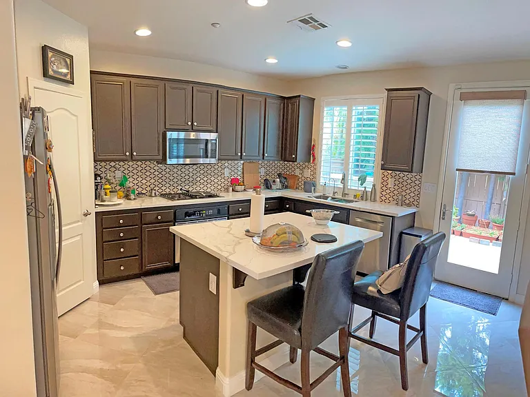 10570 Hollingsworth Way — Photo 2